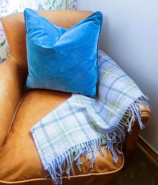 Salcombe, sommerlig og friskt rutete ullpledd fra Art of the Loom i blått - Bilde 2