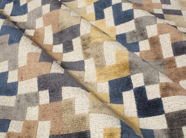 Sterling geometrisk mønstret fløyelsjacquard i blått/natur fra Maison THevenon