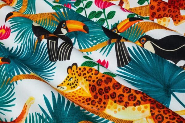 Toucans, stoff med leoparder og tukaner på hvit bunn fra Maison THevenon