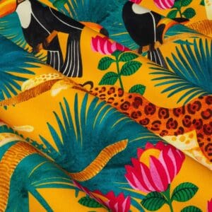 Toucans, stoff med leoparder og tukaner på gul bunn fra Maison THevenon