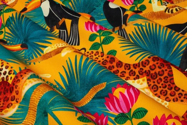 Toucans, stoff med leoparder og tukaner på gul bunn fra Maison THevenon