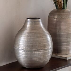 Zahara, rustikk banket vase i sølvfarget aluminium H36cm