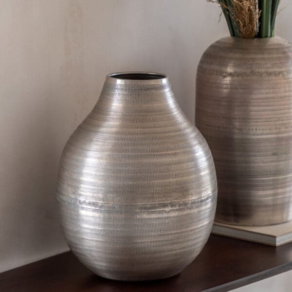 Zahara, rustikk banket vase i sølvfarget aluminium H36cm
