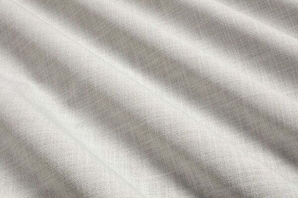 Mistral, ensfarget gardinstoff i dobbel bredde her i off white