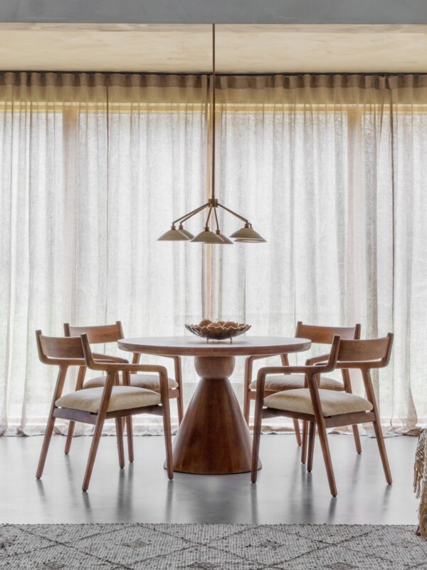 Monterey moderne rundt spisebord i brunbeiset mangotre