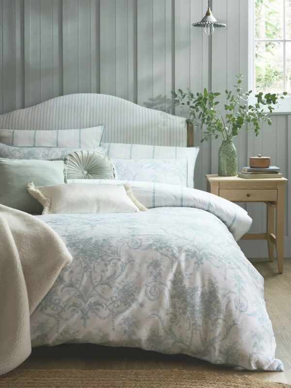 Tuileries fransk inspirert sengesett i blått i bomullssateng fra Laura Ashley