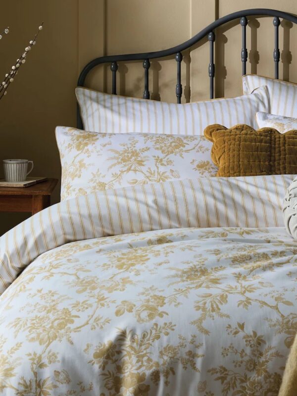 blomstrete putetrekk i oker fra Laura Ashley