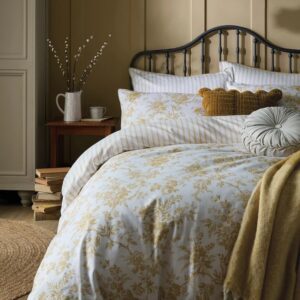 Walled garden, blomstrete sengesett i oker fra Laura Ashley