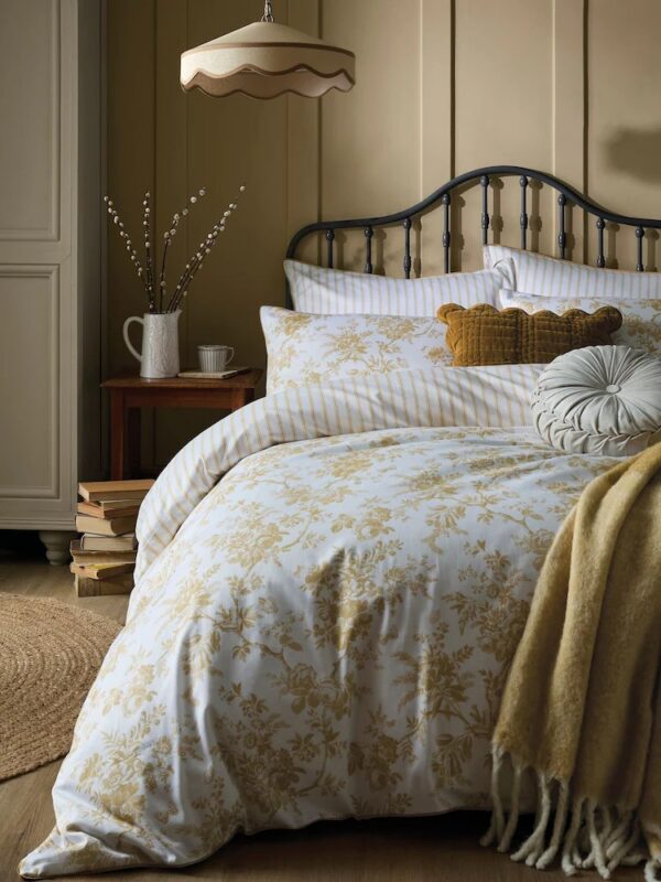 Walled garden, blomstrete sengesett i oker fra Laura Ashley
