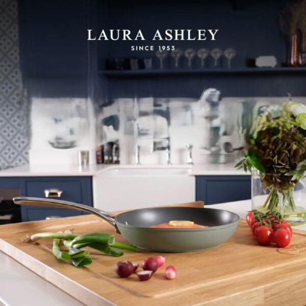 Salviegrønn stekepanne fra Laura Ashley