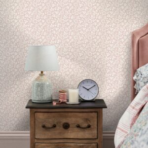 Alyssum, småmønstrete tapet i lys rosa fra Laura Ashley