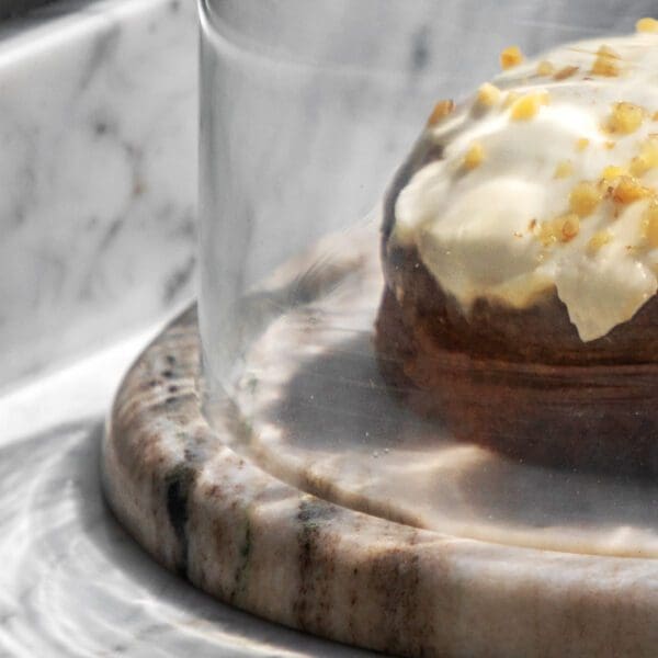 Novi, kakefat i beige marmor med glasslokk - Bilde 3
