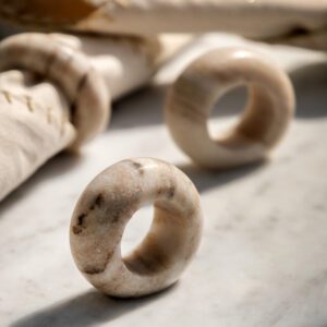 Novi, serviettringer i beige marmor