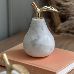 Papirvekt i hvit marmor med gullstilk
