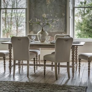 Artisan spisestuestoler i kalkvasket eik