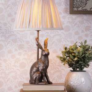 Harelampe i bronse med skjerm i lin fra Laura Ashley
