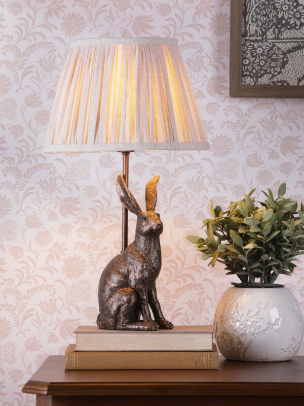 Harelampe i bronse med skjerm i lin fra Laura Ashley