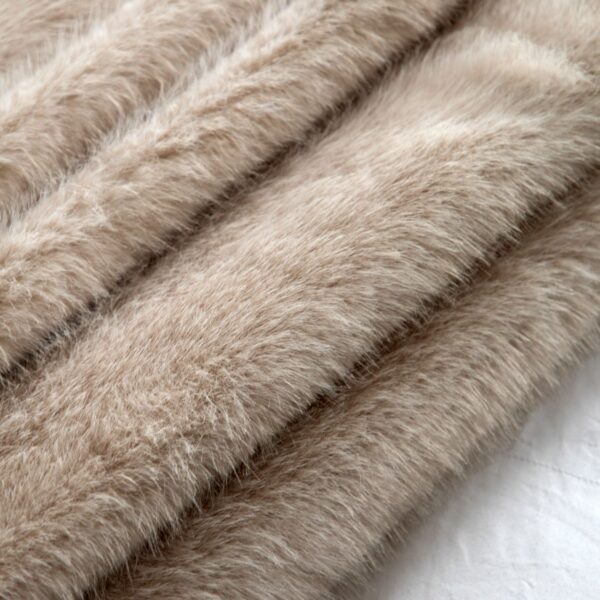 Maple, stort, deilig og mykt pelspledd/sengeteppe i beige - Bilde 2