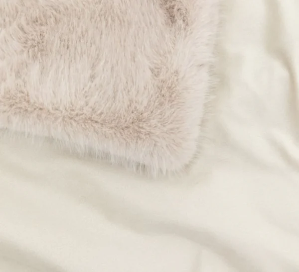 Maple, stort, deilig og mykt pelspledd/sengeteppe i beige - Bilde 5