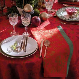 Feerie, damaskvevde servietter i rødt med julemotiv