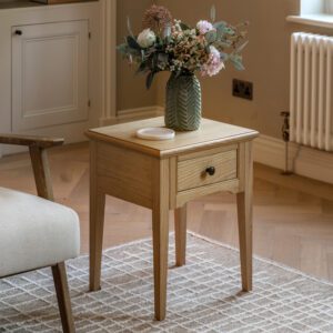 Malvern klassisk nattbord/sidebord med en skuff i eik