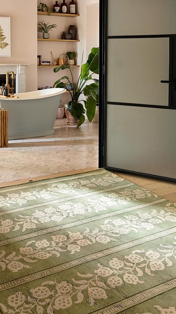 Anaar gulvteppe i ull i gr&oslash;nt