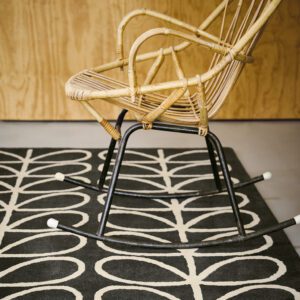 Linear Stem retro gulvteppe i skifergrått fra Orla Kiely