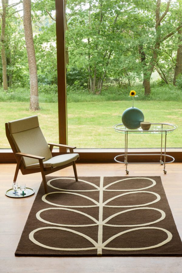 Giant linear Stem retro gulvteppe i brunt fra Orla Kiely