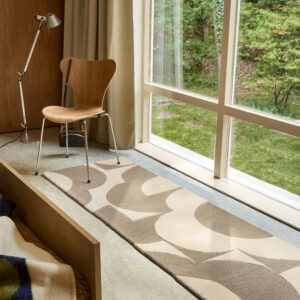 Flower prism retro gulvløper i beige fra Orla Kiely