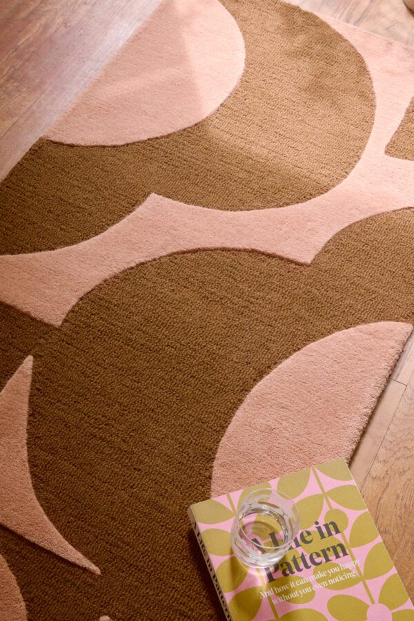 Flower Prism, retro gulvløper med stiliserte blomster i rosa/terrakotta - Bilde 2