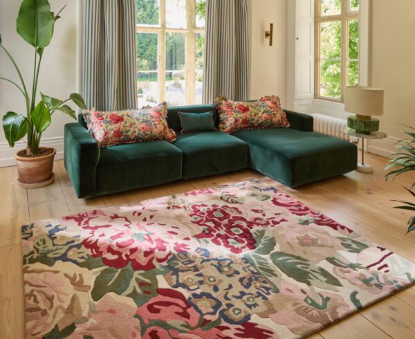 Sanderson Rose & Peony gulvteppe i røde toner