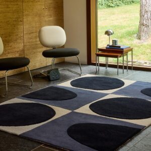 Spot Square, retro gulvteppe med geometrisk mønster i blått fra Orla Kiely