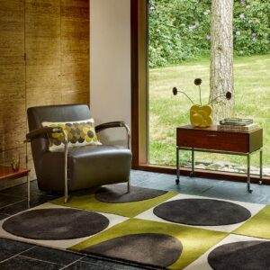 Spot Square, retro gulvteppe med geometrisk mønster i brunt og grønt fra Orla Kiely