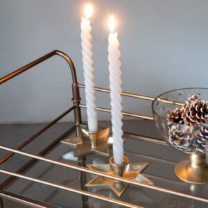 Sett med 2 store lysestaker formet som stjerner i gull fra Laura Ashley