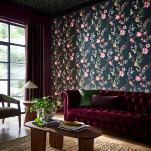 Allurium dramatisk tapet med blomster og frukt på sort bunn