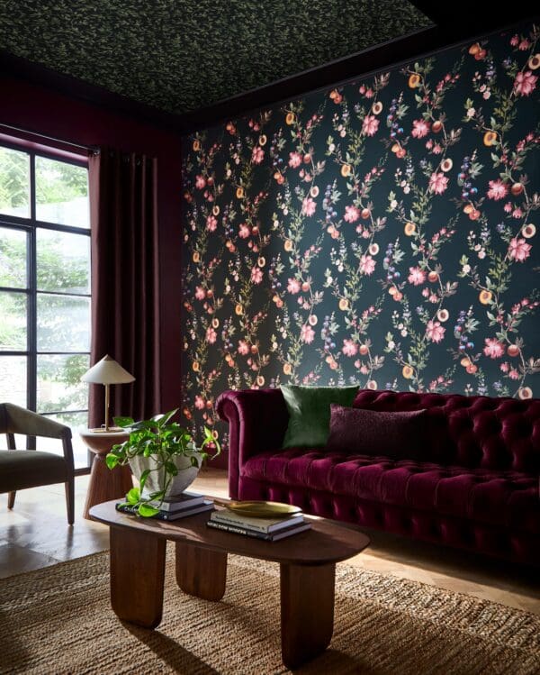 Allurium dramatisk tapet med blomster og frukt på sort bunn