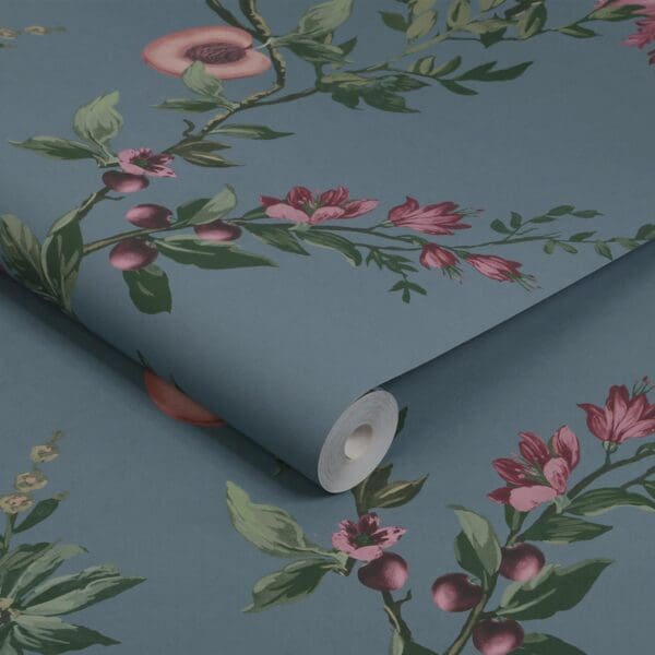Allurium, jeansblå tapet med blomster og frukt - Bilde 4