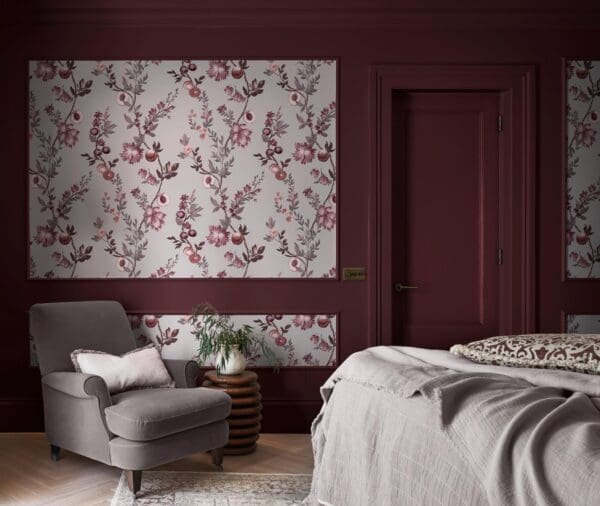 Allurium rosa tapet med blomster og frukt i støvet rosa