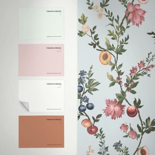 Allurium, lys blå tapet med blomster og frukt i pastell - Bilde 5