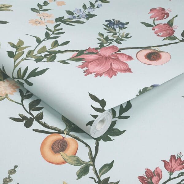 Allurium, lys blå tapet med blomster og frukt i pastell - Bilde 4