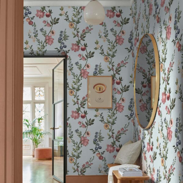 Allurium lys blå tapet med blomster og frukt i pasteller