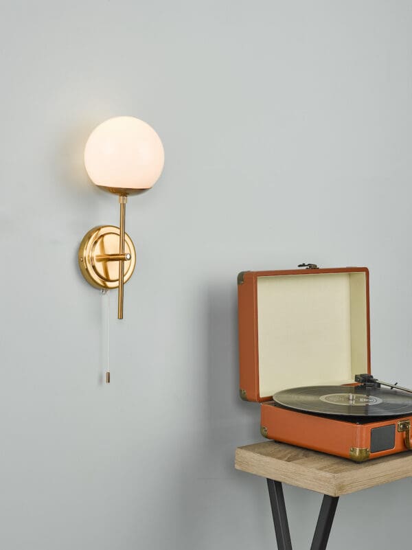 Bombazine, retro vegglampe i messing og opalglass
