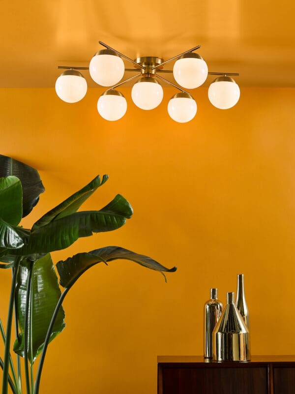 Bombazine, retro 7 armet taklampe i messing og opalglass