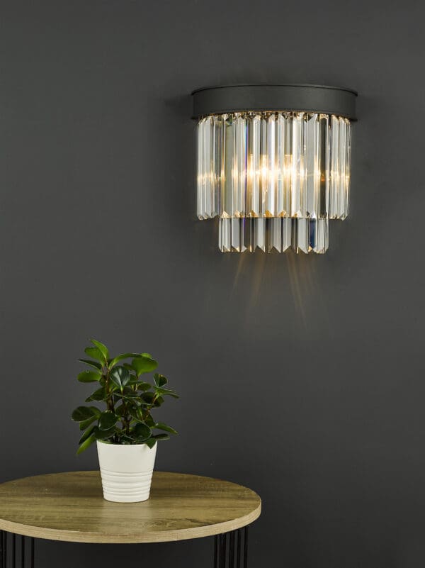 Celeus, moderne vegglampe i koksgrått metall og krystall