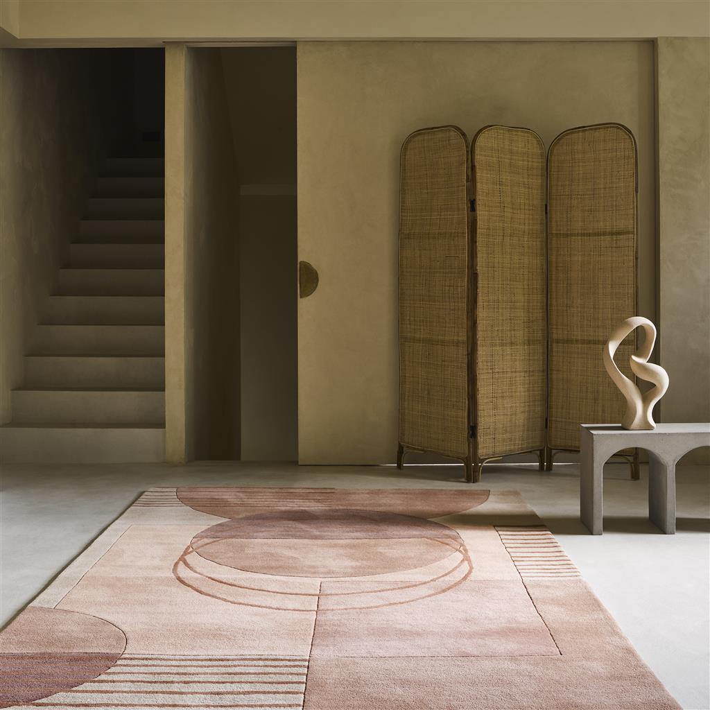 Decor Lola, håndtuftet  gulvteppe med geometrisk mønster i rosa