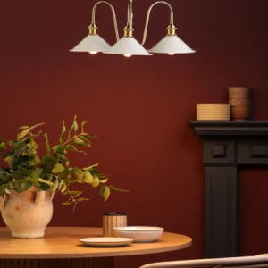 Hadano, taklampe messing, med tre beige metallskjermer