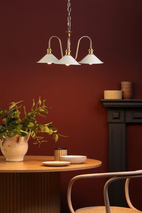 Hadano, taklampe messing, med tre beige metallskjermer