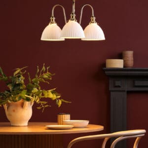 Hadano landlig lampe i messing med hvite keramikkskjermer
