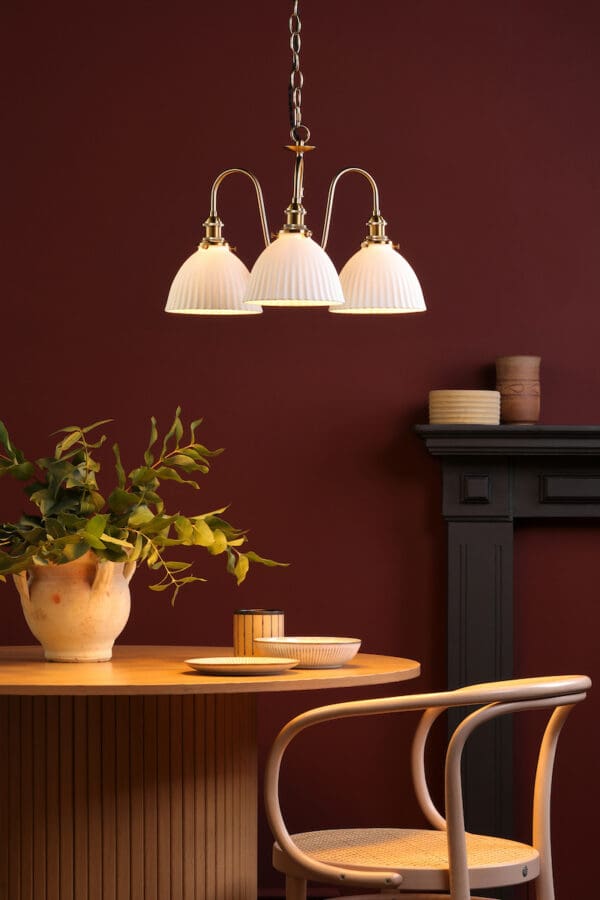 Hadano landlig lampe i messing med hvite keramikkskjermer