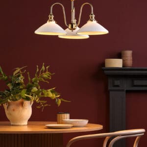 Hadano, taklampe messing, med tre ribbede hvite keramikkskjermer